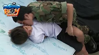 Brunette سکشن کے بعد فیلم سکسی همجنس بازی چہرے پر سہ جاتا ہے.