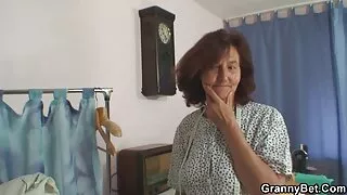 منی سکی خارجی ویمپ کوچ کے لنڈ پر معیار انجام دیتا ہے ۔
