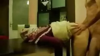 لڑکا ایک سیسو پیش کرتا ہے ۔ فیلم سکسی اذری