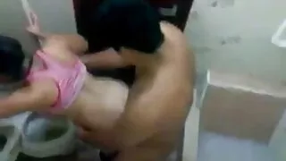 پچھواڑے میں ایک سنہرے بالوں والی فیلم سکسی خارجی داغ بھاڑ میں جاؤ اور ایک دوست اس کے گدا licks.